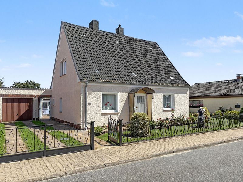 Zwei Häuser auf einem Grundstück mit Hof und gepflegtem Garten in Ribnitz-Damgarten